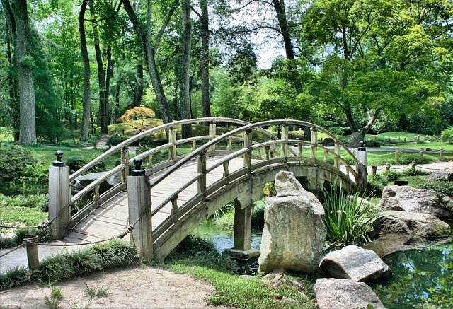 zahrada s mostem
