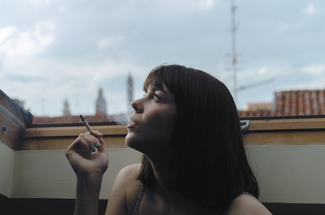 cigareta a děvče