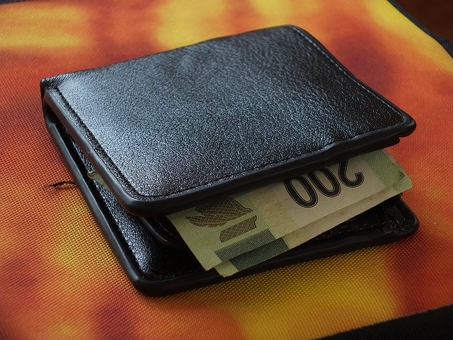 peněženka s bankovkami