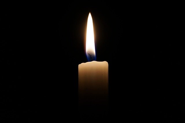 svíčka ve tmě