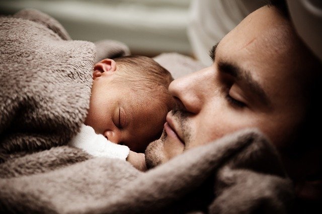 muž s miminkem spí